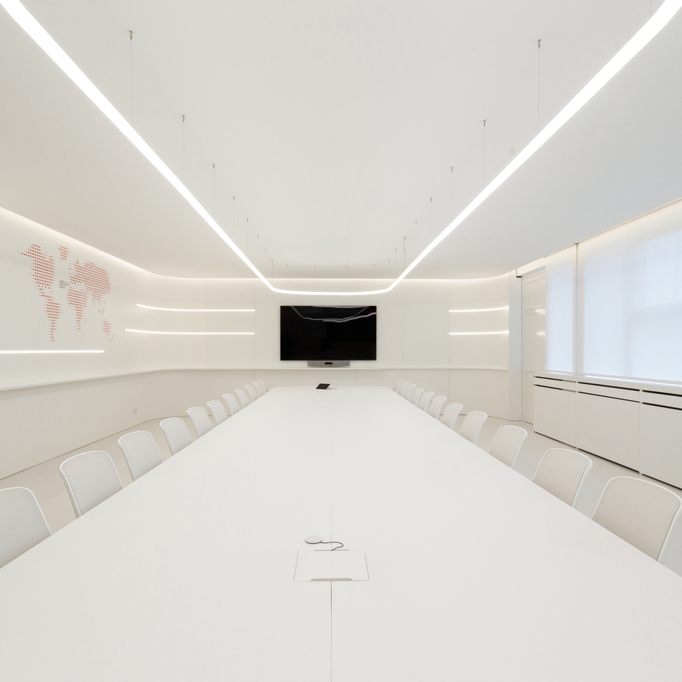 Immagine di Alphabet of Light System all'interno di una sala riunioni.