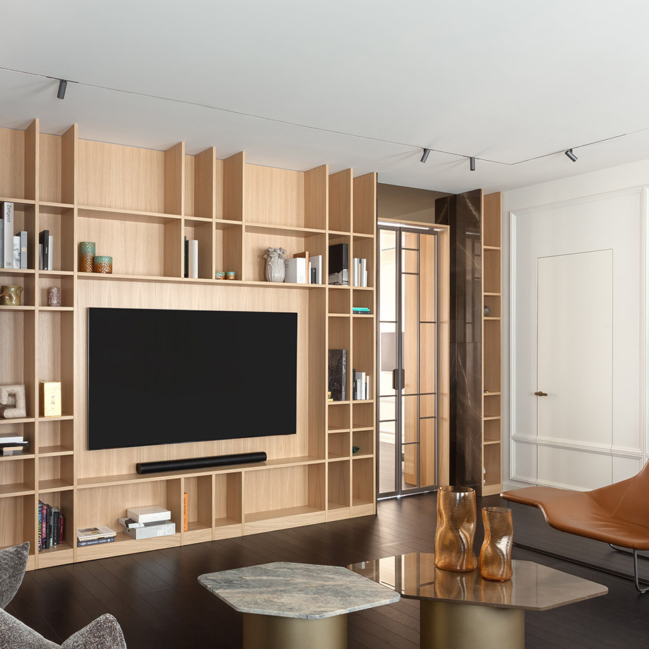 Living area with continuous lighting achieved through the recessed Turn Around track, used as a design thread between day and night areas. Accent lighting is provided by Vector 40 projectors, complemented by diffuse light from the ledflex line.