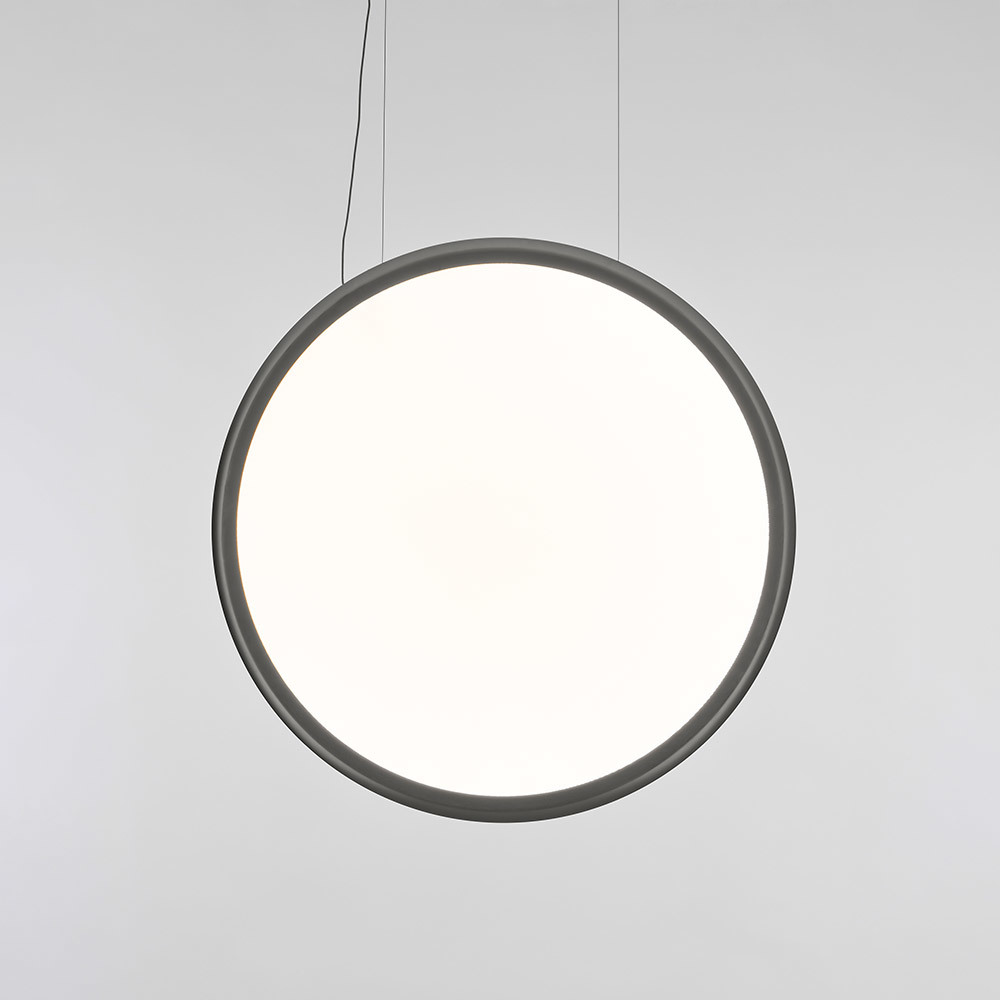 Suspension circulaire Artemide avec grand diffuseur rond blanc opalin et cadre en métal gris foncé, suspendue par de fins câbles