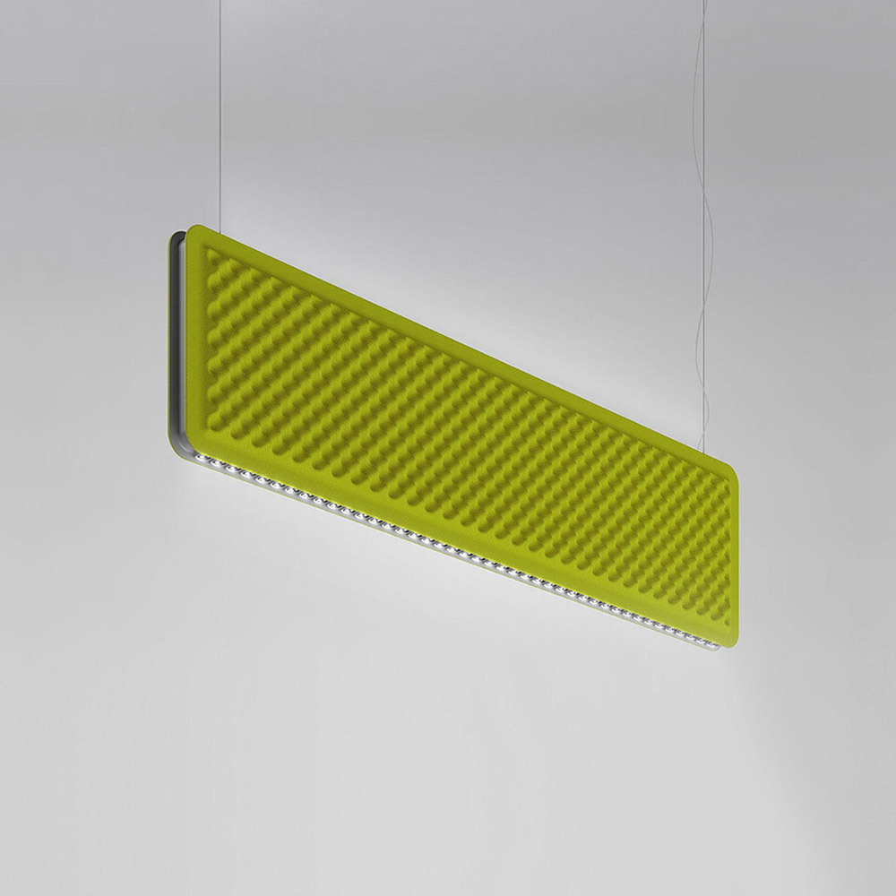 Suspension rectangulaire avec panneau acoustique vert lime texturé et bandeau LED intégré, suspendue par de fins câbles