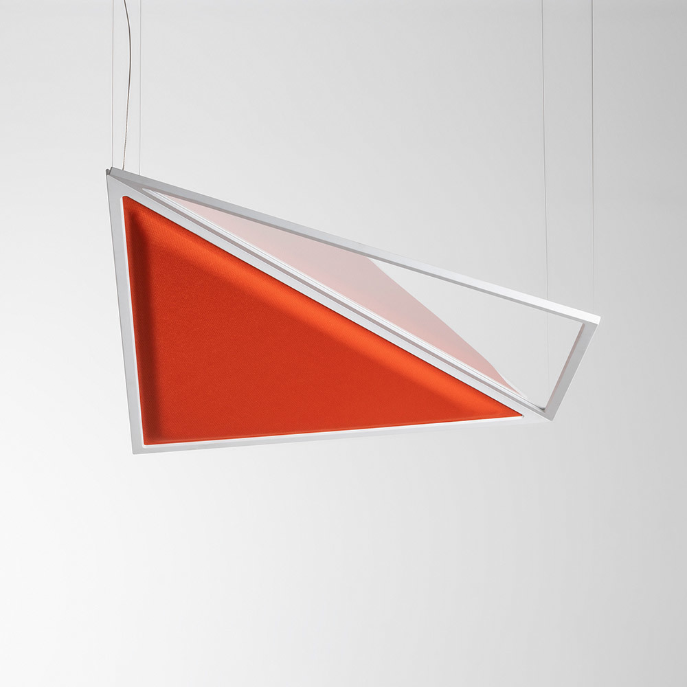 Suspension triangulaire avec cadre en métal blanc, panneau acoustique orange et diffuseur translucide, suspendue par de fins câbles