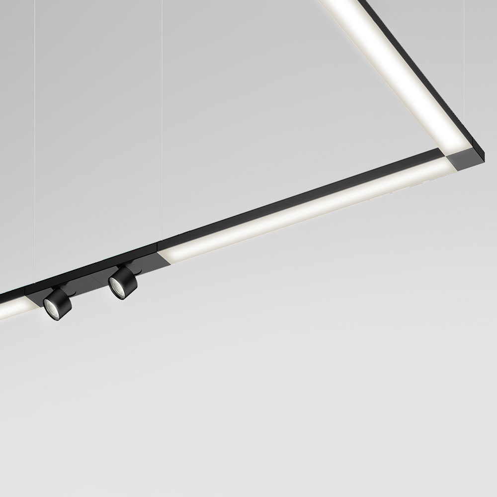 Cadre suspendu rectangulaire noir avec bandeau LED intégré et trois spots orientables fixés sur la barre inférieure.