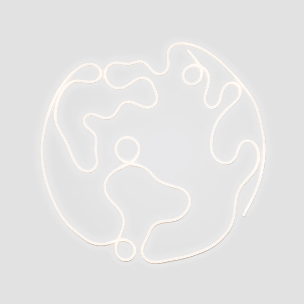 Tube lumineux néon blanc en forme de globe terrestre, monté sur un mur gris clair