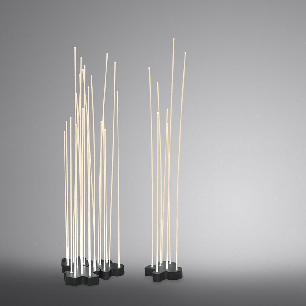 Deux lampadaires Artemide avec des tiges lumineuses blanches de hauteurs variées émergeant de bases sombres en forme d'étoile