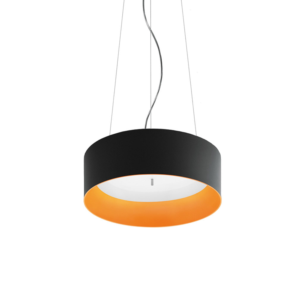 Suspension Artemide avec abat-jour cylindrique noir et intérieur orange chaud, diffusant une lumière douce vers le bas via un diffuseur opalin blanc.