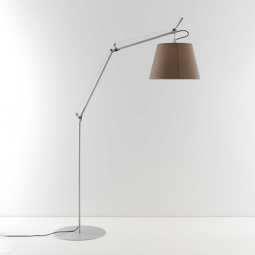 Lampadaire Artemide Tolomeo Mega avec bras en aluminium réglable, abat-jour conique en tissu taupe et base circulaire sur fond blanc