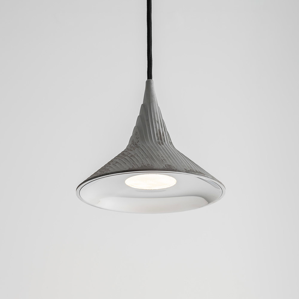 Suspension avec abat-jour évasé en métal gris texturé et bord intérieur chromé brillant, lumière vers le bas, câble noir