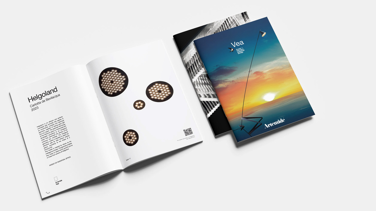 Catalogue Artemide ouvert présentant le luminaire Helgoland avec diffuseurs circulaires, à côté de la couverture du catalogue de la lampe extérieure Vea au coucher du soleil