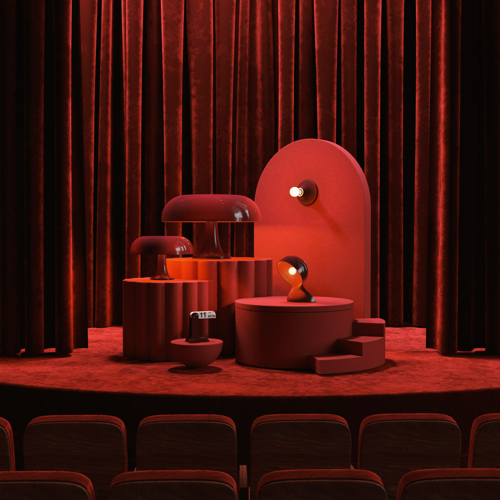 Lampes Artemide exposées sur des socles géométriques rouges devant des rideaux en velours dans un cadre théâtral, avec des designs champignon et globe.
