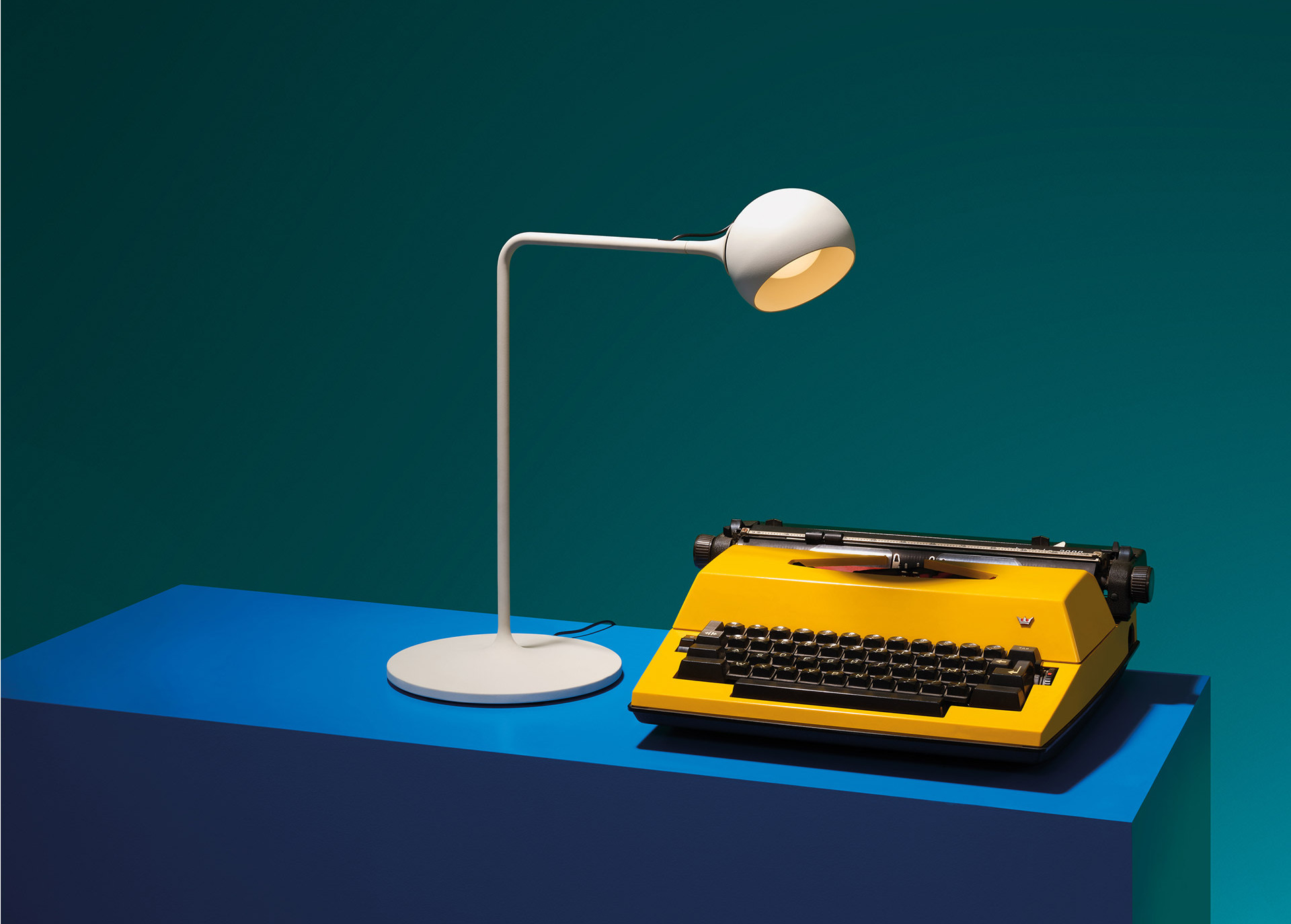 Image of Ixa Table illuminating a typewriter