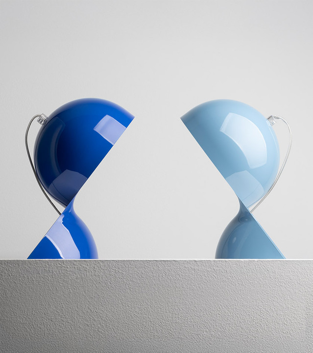 Two Dalù table lamps with blue and light blue plastic diffusers, positioned in profile against a neutral background.