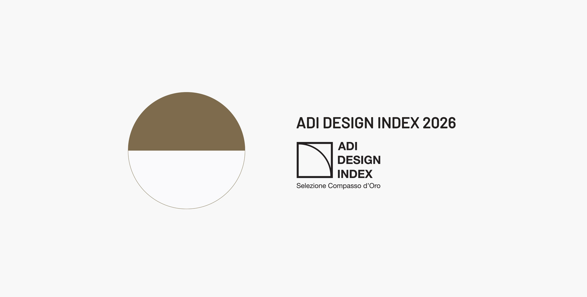 Logo ADI Design Index 2026: círculo dividido en mitad superior dorada y mitad inferior blanca, con texto ADI Design Index Selezione Compasso d'Oro.