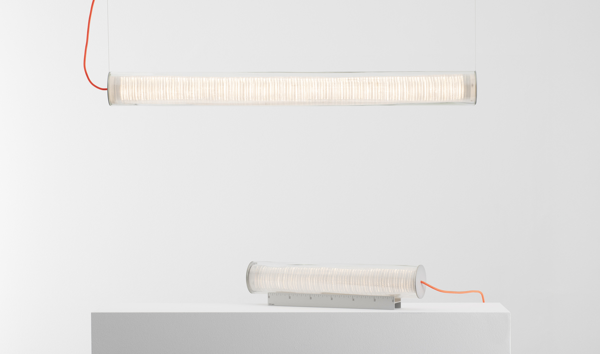 Criosfera in pendant and table versions, a pure light revealing the transparency and texture of its luminous body.