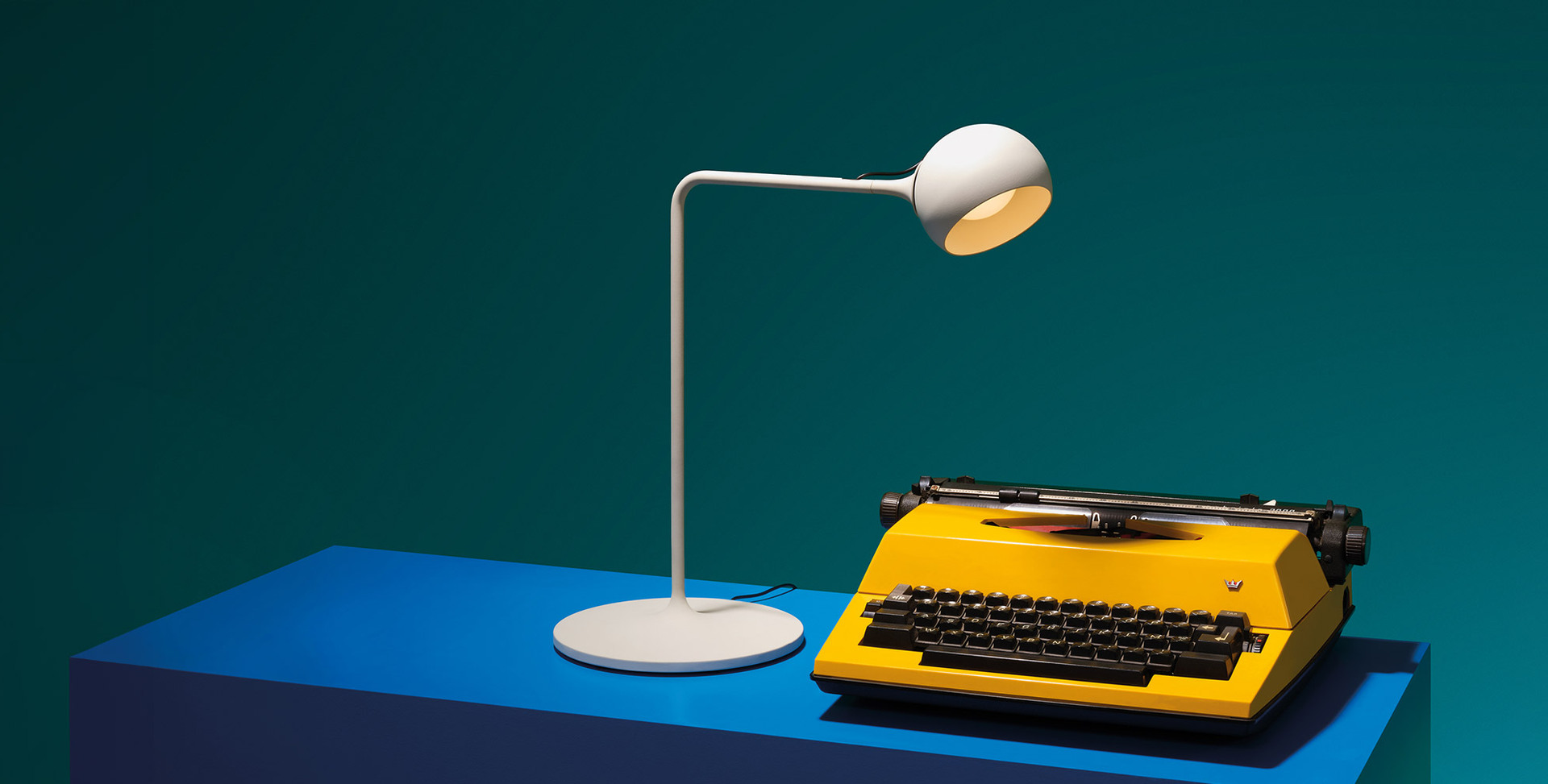 Image of Ixa Table che illumina una macchina da scrivere