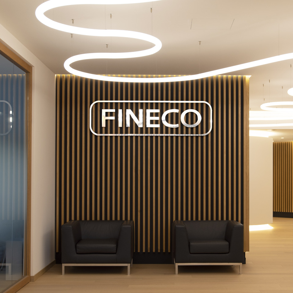 Image of the interior of the offices with the Fineco logo. Composition by Alphabet of Light.