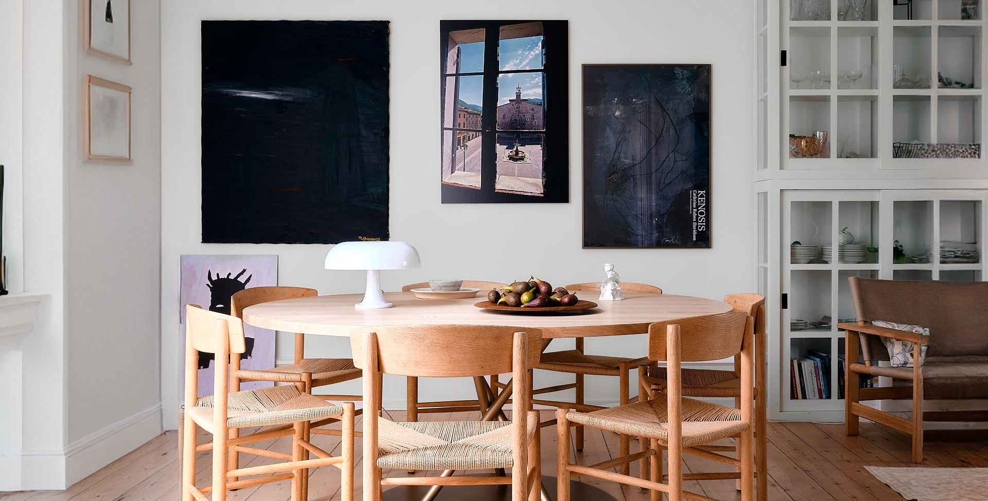 Image of the dining room with a white Nessino on the table.