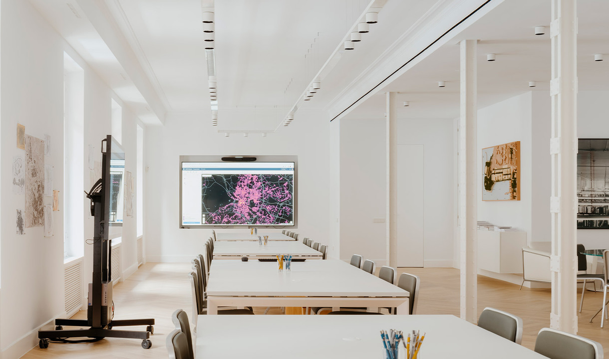 Room at the Norman Foster Foundation with tables and chairs illuminated by Hoy System and Hoy Spot.