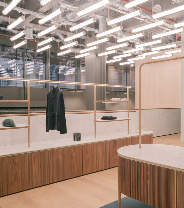 Image of the shop's main hall illuminated with a series of Criosfera.