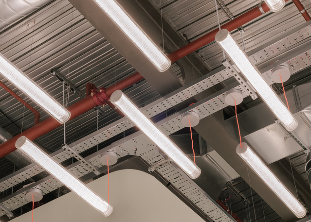 Image of the shop's ceiling illuminated with a series of Criosfera.
