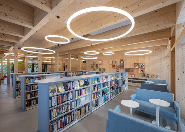 Immagine di una biblioteca con gli Alphabet of Light di Artemide