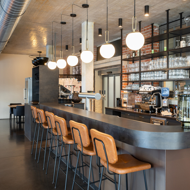 Image of the bar counter illuminated by a set of nh Suspension.