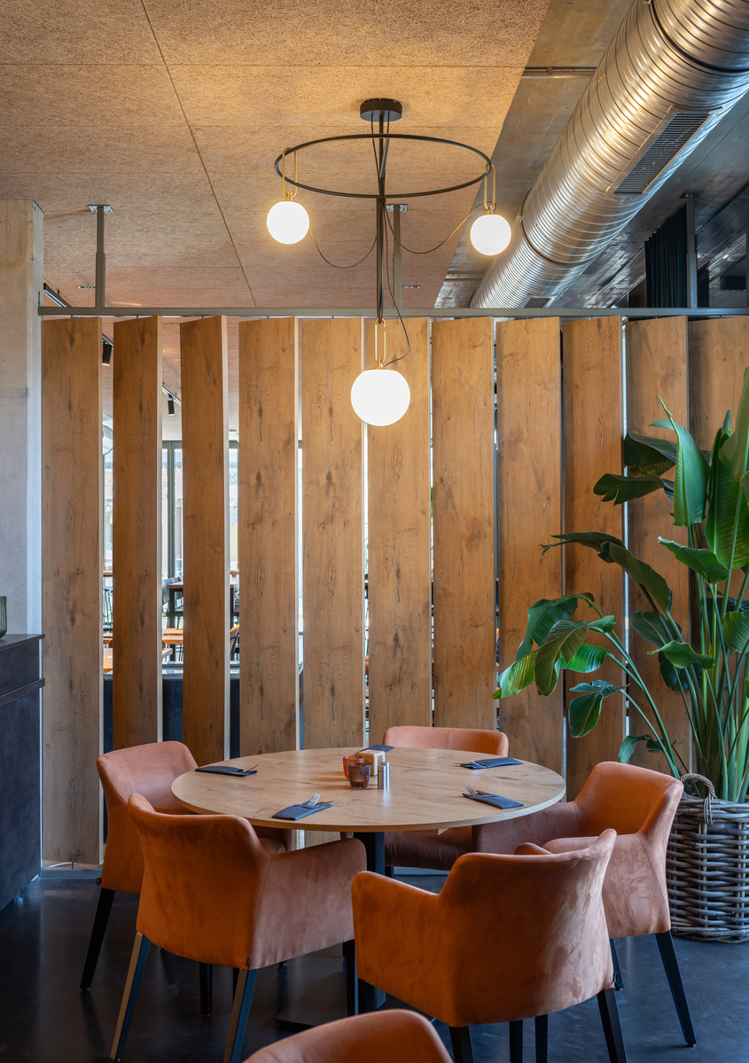 Image of an illuminated restaurant table with an nh s4 Circulaire.