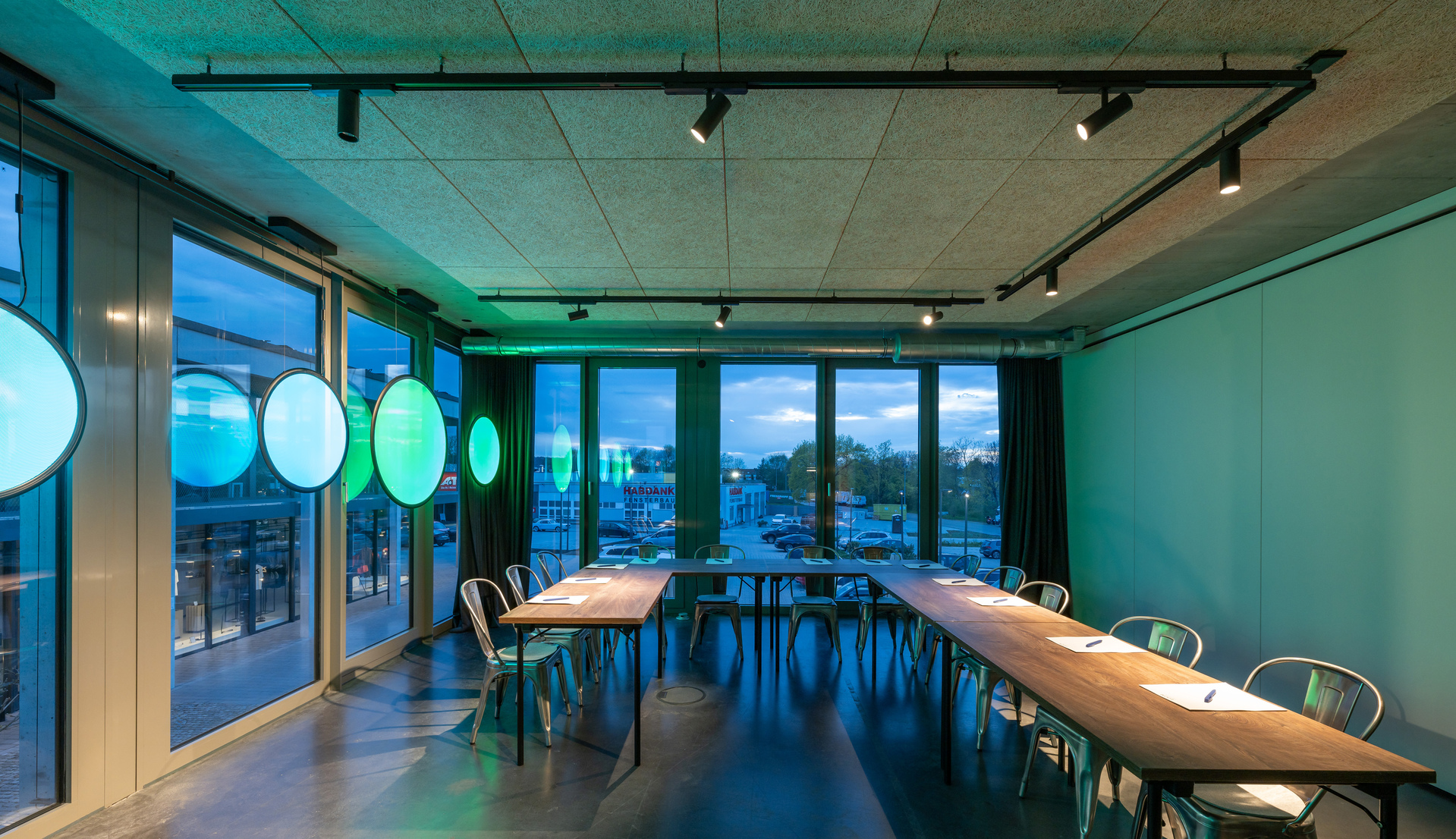 Image of a meeting room lighted by Discovery Vertical and Vector Track.