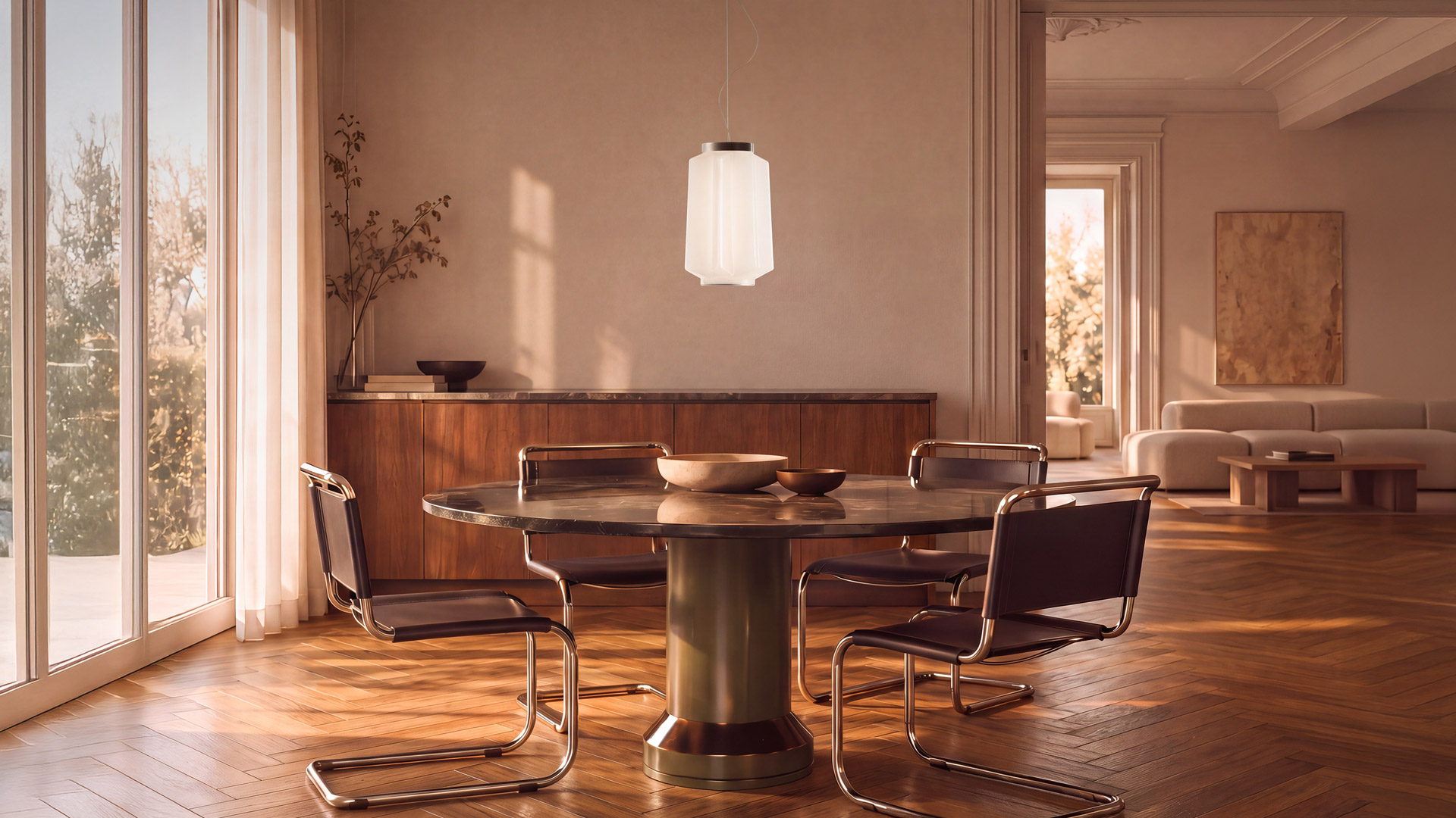 Lámparas Artemide Auralia: dos lámparas de mesa de vidrio ámbar y una colgante, con pantallas cilíndricas facetadas y cálida luz dorada