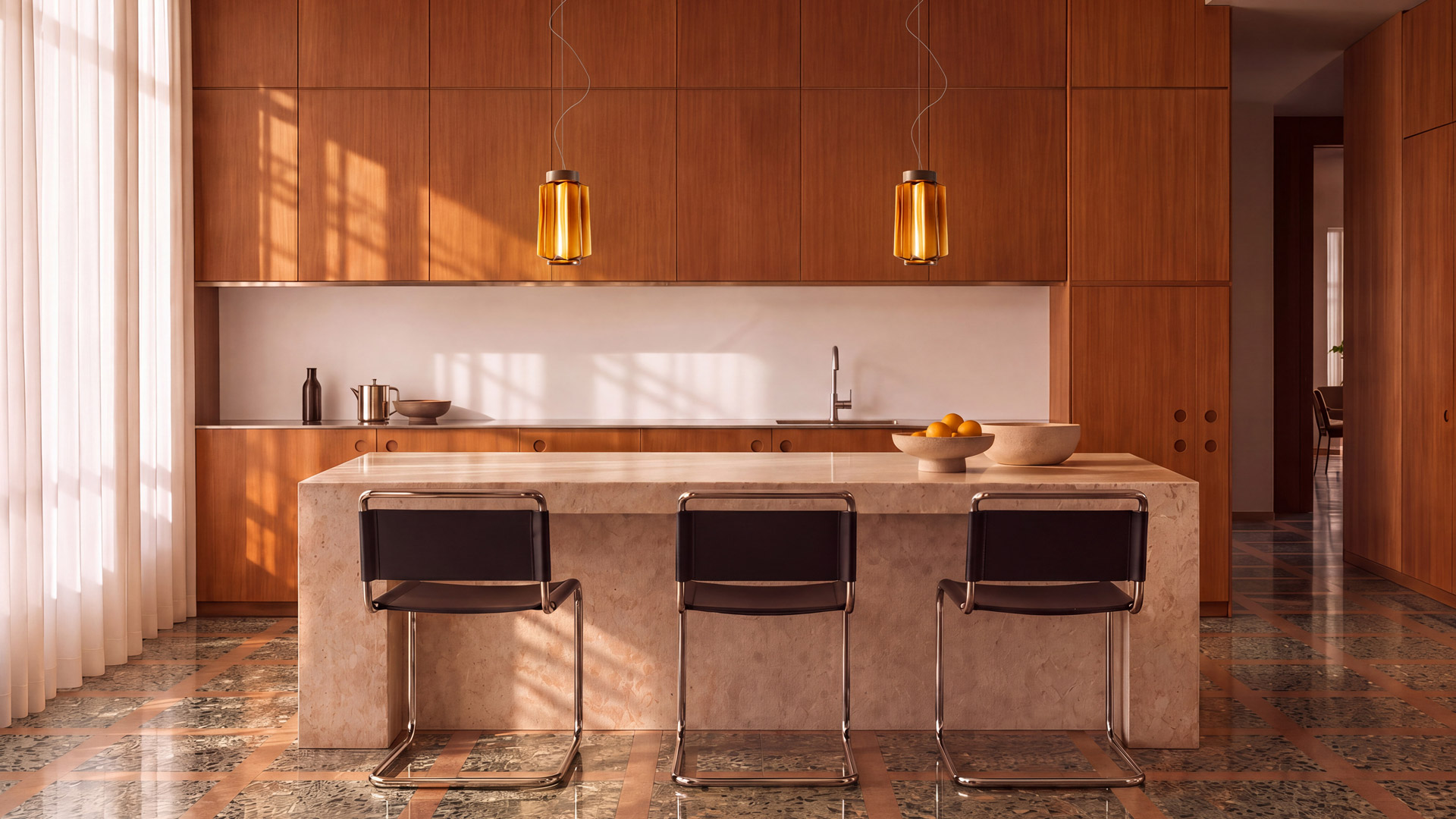 Lámpara de mesa Auralia de Artemide: difusor geométrico de vidrio ámbar con bombilla de filamento visible que proyecta una cálida luz dorada sobre las superficies circundantes